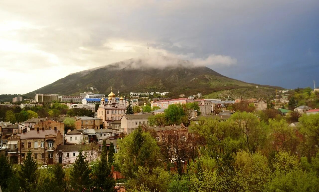 Машук пятигорск ставропольский край. Гора Машук в Пятигорске. Гора Машук Минеральные воды. Пятигорск гора Машук достопримечательности. Машук Пятигорск с городом.