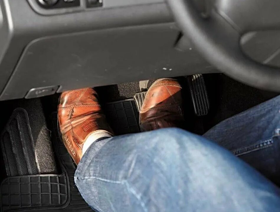 выжимаю педаль сцепления скорость. выжимаю педаль сцепления скорость. выжимаю педаль сцепления скорость. схема педали сцепления приора. алгоритм вождения автомобиля с механической коробкой передач.