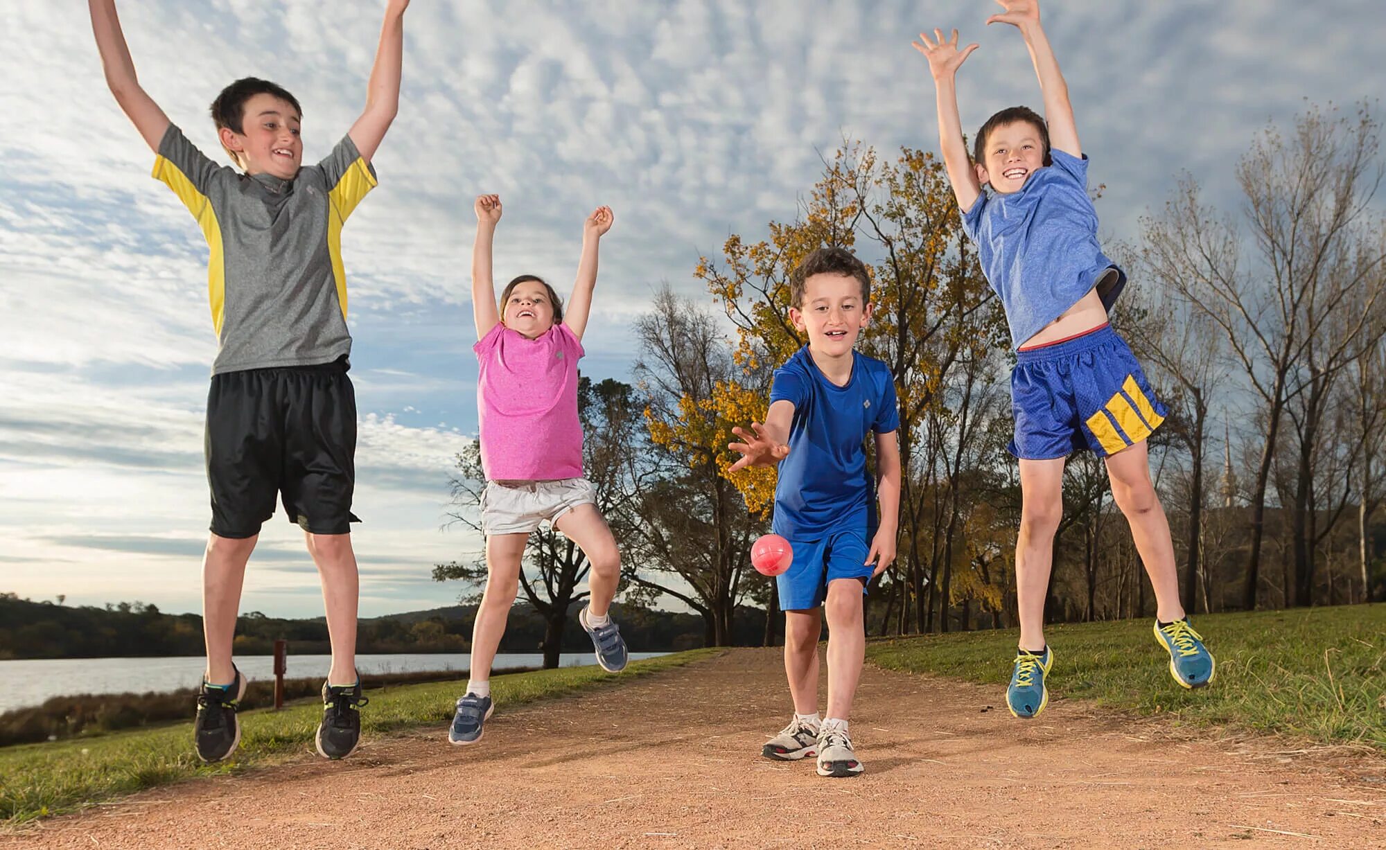 Children do sports. Занятие физкультурой и спортом. Дед занимается спортом. Спорт дети. Занятие спортом дети.