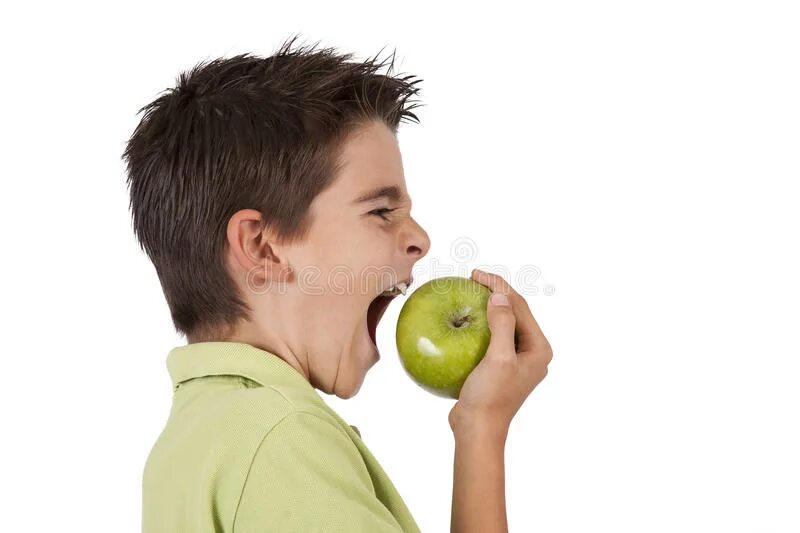 Мальчик кусает яблоко. Человек ест яблоко. Мальчик ест яблоко. Человек поедающий яблоко.