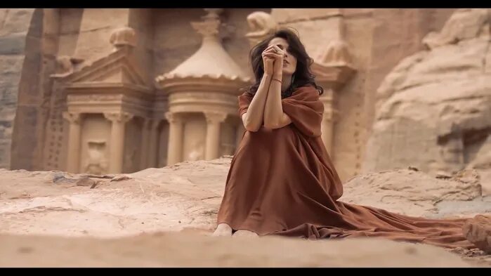 Девушка поет в пустыне. Клип девушка поет в пустыне. Клип девушка поет в пустыне. Клип девушка в черном платье в пустыне. Девушка в пустыне desert rose.