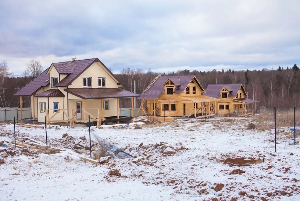 Коттеджный поселок гольфстрим истринский район. Недостроенные коттеджи. Дома от застройщика с коммуникациями. Подмосковные дачи. Морозовская слобода льялово.