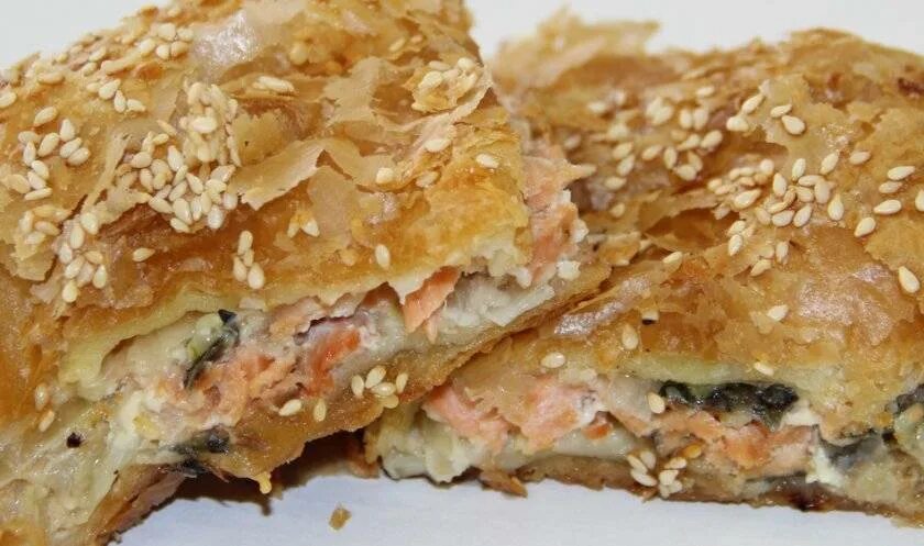 Пирог с консервы и рисом. Рыбный пирог из слоеного. пирог с горбушей из слоеного теста. пирог с рыбой и рисом. рыбный пирог из слоеного теста.