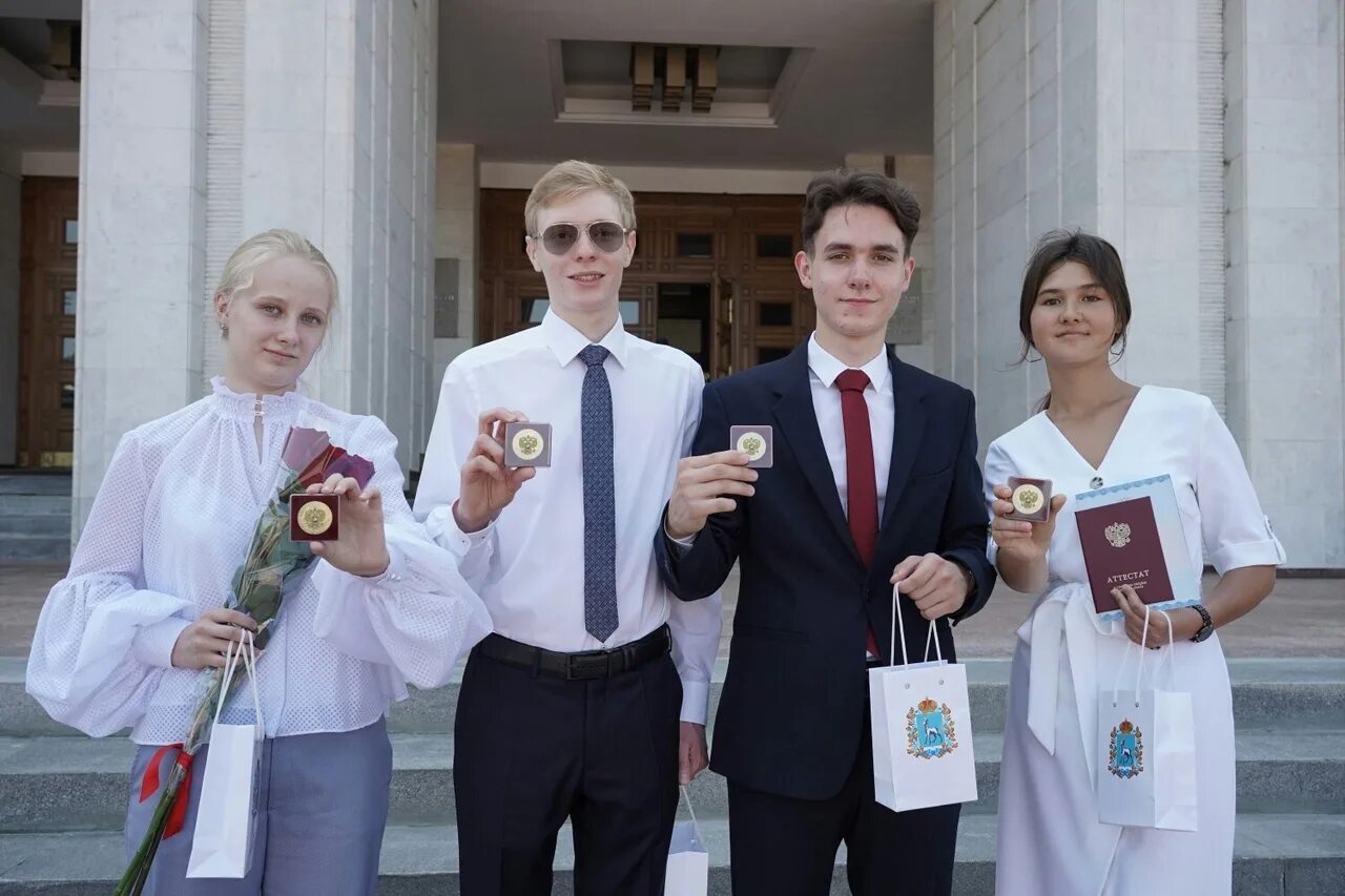 Вручение медалей выпускникам. Самара вручение золотых медалей выпускникам 2025. вручение золотых медалей выпускникам 2025 калуга. азаров вручил награды. лучшие выпускники вручение медалей.
