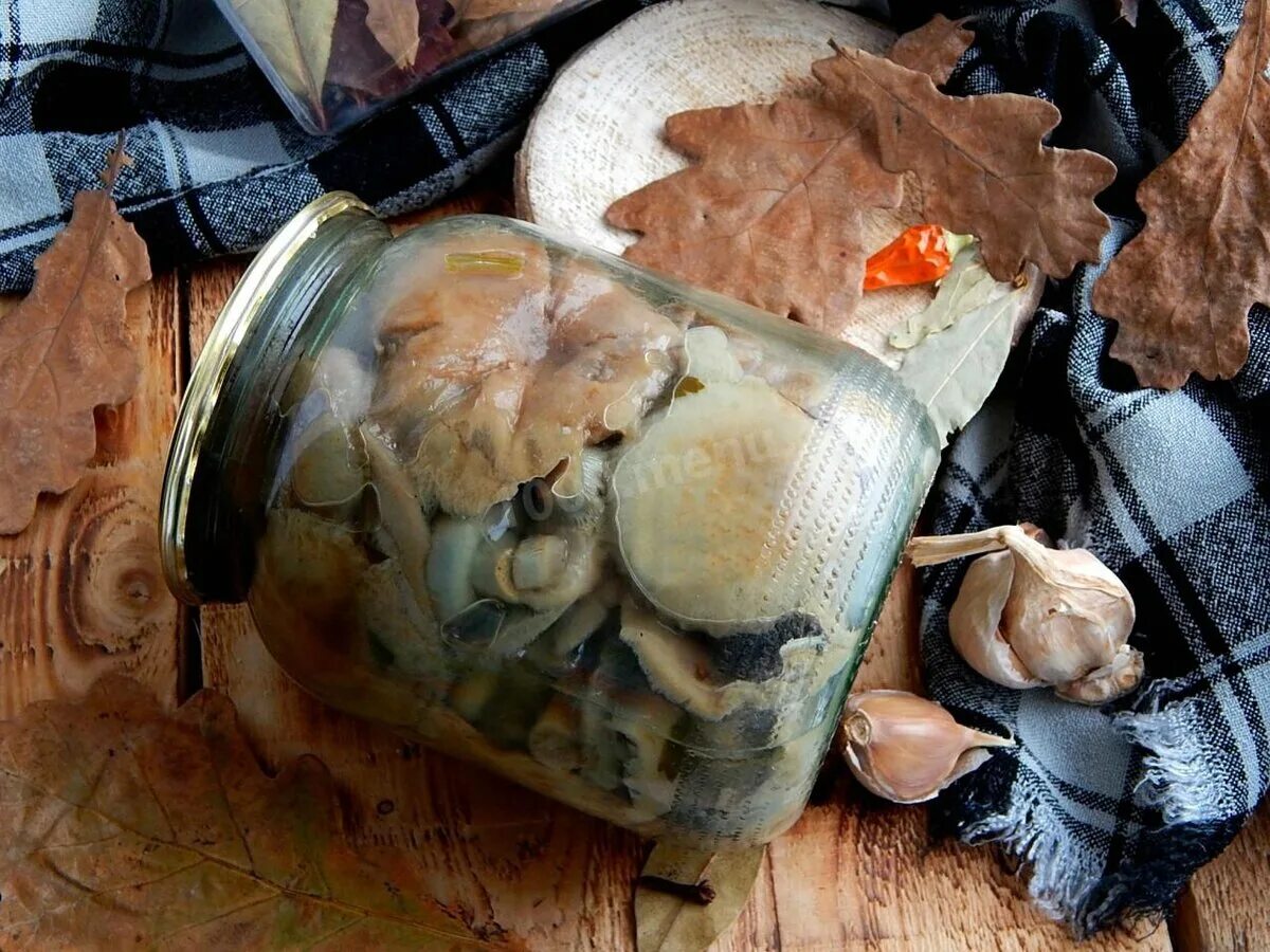 Горячая засолка груздей на зиму в стеклянные. Грузди соленые. солёные грузди на зиму.