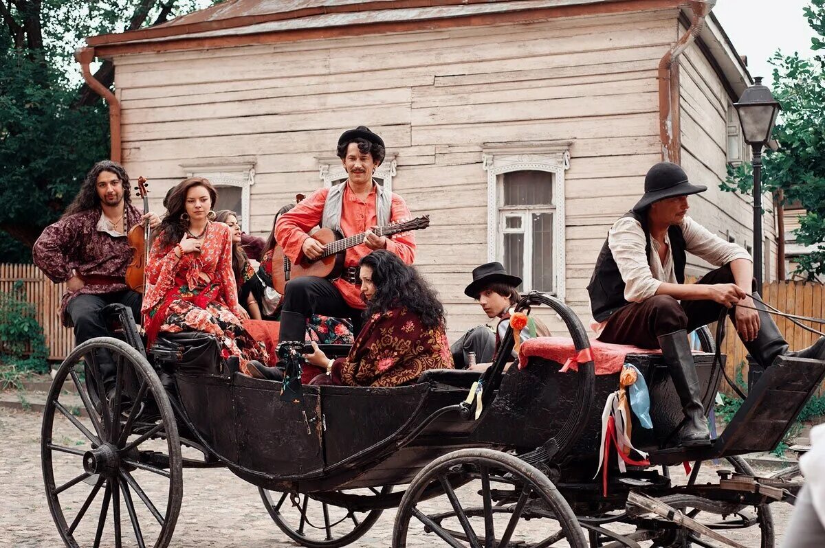 цыгане едут песня текст песни табором живут. цыгане едут песня текст песни табором живут. цыгане едут песня текст песни табором живут. цыганские сценки. цыгане едут песня текст песни табором живут.