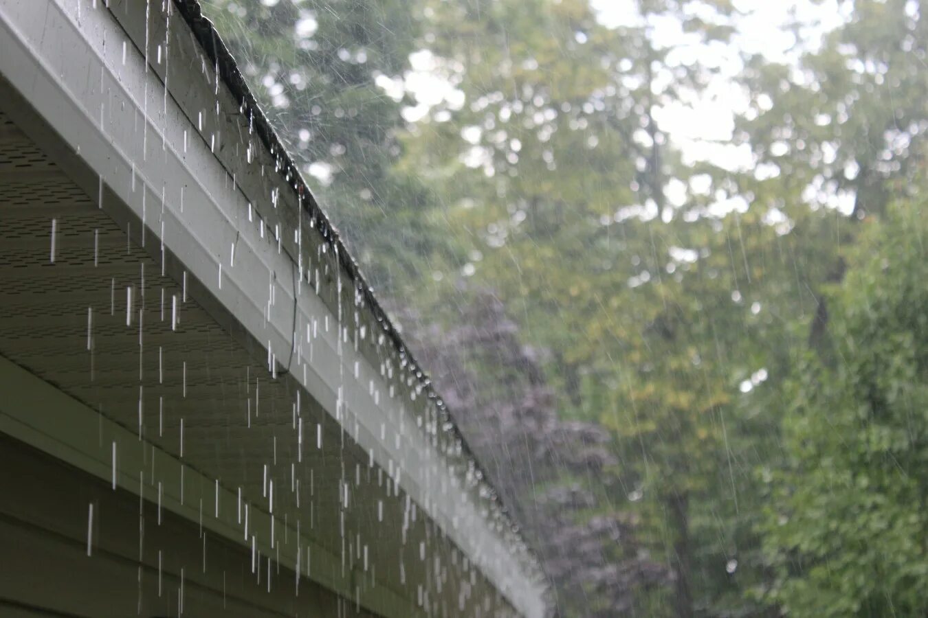 Rain damage. Дождь по крыше. Капли по крыше. Rain on the Roof.