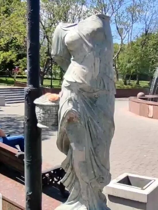 Сквер рыбнева новороссийск где. Сквер Рыбнева Новороссийск. Памятник женщине. Новороссийск скульптура рука. Отломанная рука статуи.