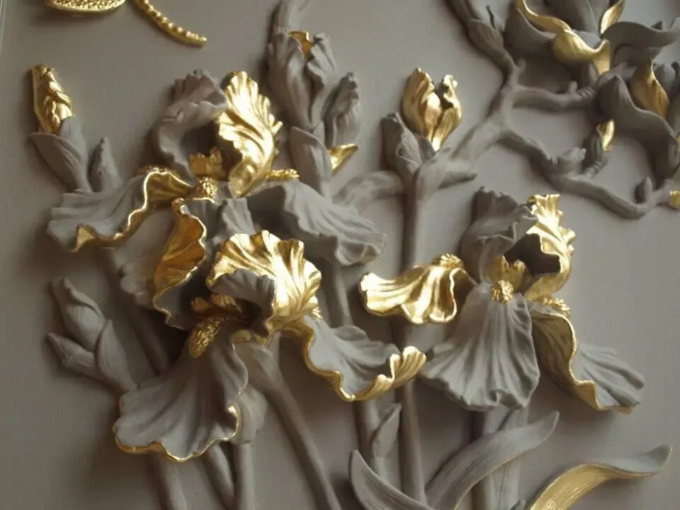 Цветы из гипса. Гипсовые украшения на стену. Гипсовая лепнина на стену. Ботанический барельеф нарциссы. Ботанический барельеф розы.