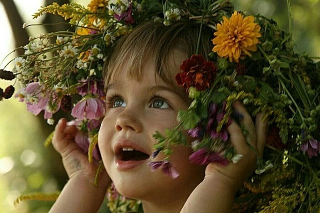 Красиво о детстве. Дети с цветами. Дети радость жизни. Цветы для детей. Девочка с цветами.