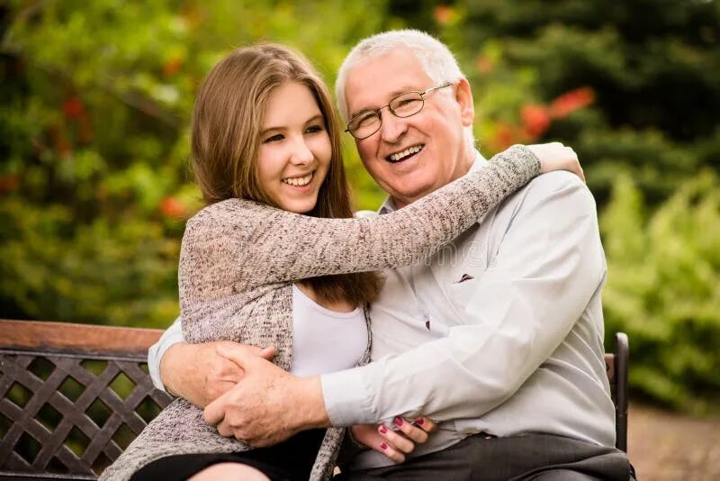 Grandpa daughter. Дедушка и молодая девушка. Девушка обнимает Деда. Старик обнимает молодую девушку. Дедушка обнимает дочь.