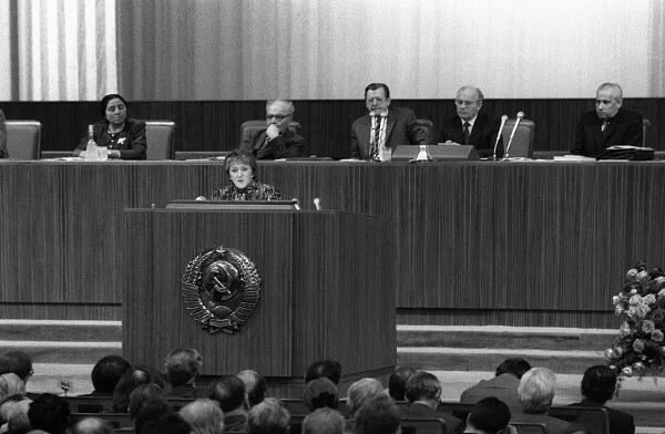 Решение съездов народных депутатов. Съезд народных депутатов 1989. 1 й съезд народных депутатов ссср. сахаров на съезде народных депутатов 1989. съезд народных депутатов россии 1993.