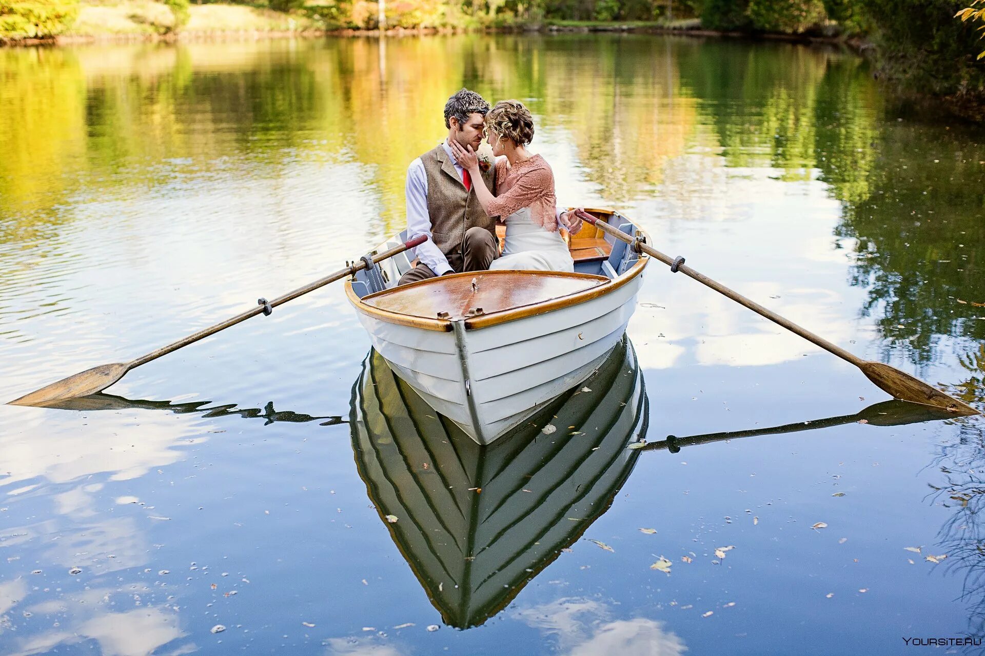 Катал на лодке. Лодка. Плавать на лодке. Прогулка на лодке. Лодка плывет.