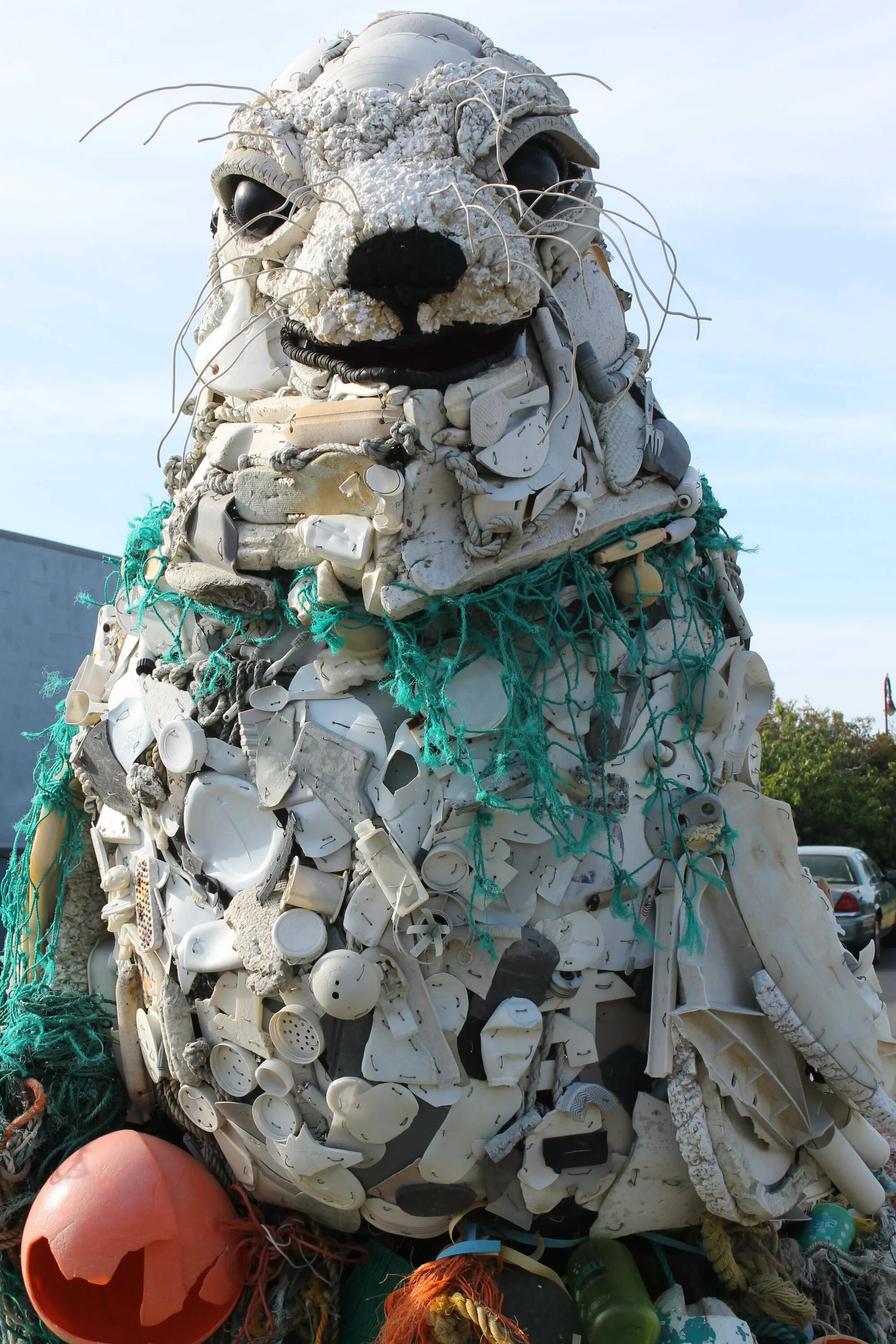 инсталляция из мусора. современное искусство из мусора. арт объект из мусора. интересные арт объекты. искусство из мусора.