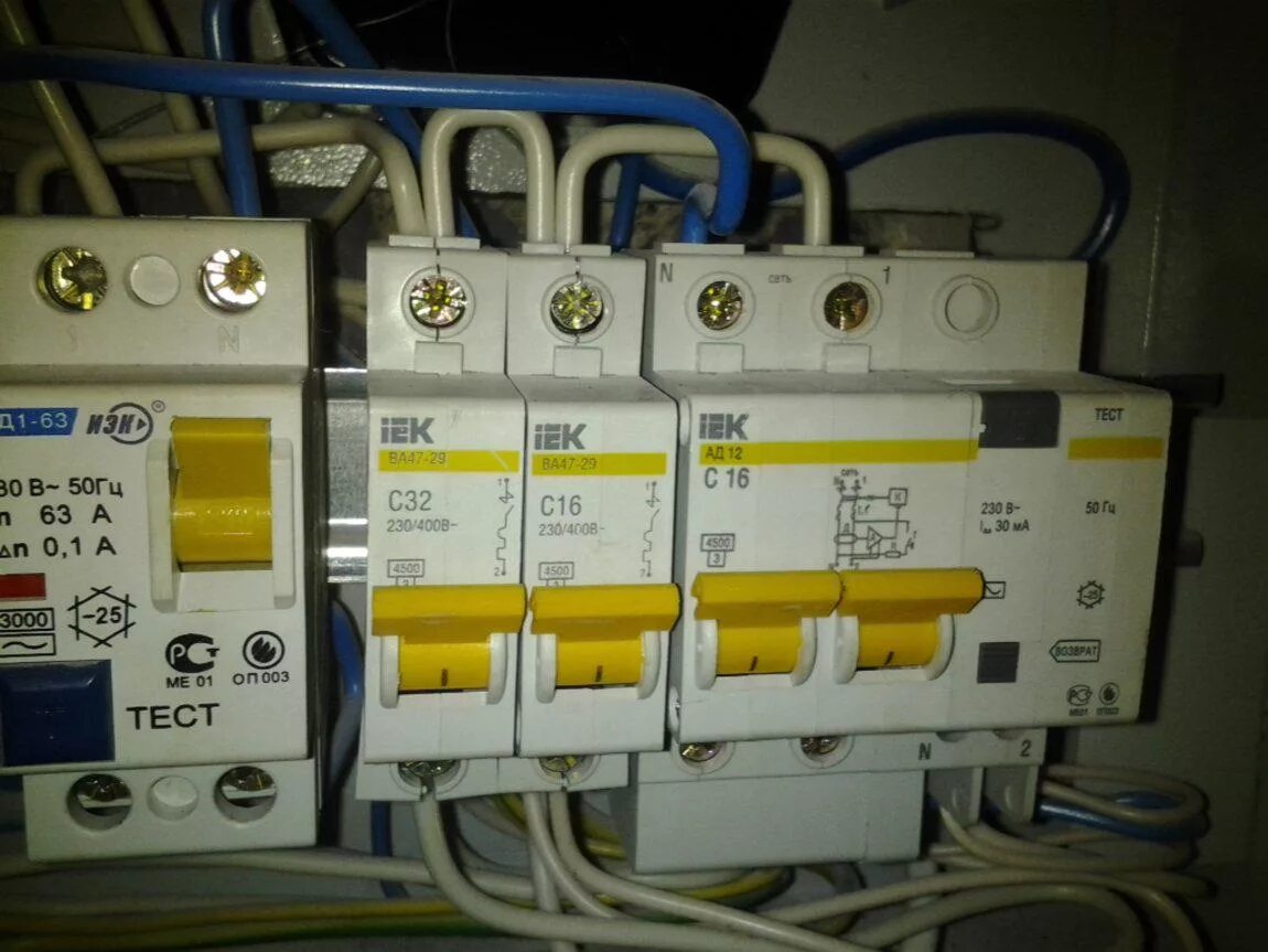 Зануление и узо. Автомат для электрики авв диф 16. Установить автоматические выключатели. Установить автоматические выключатели. Монтаж автоматических выключателей.