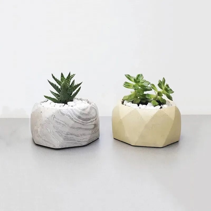 Горшок для цветов из подручных материалов. Горшки из гипса. Цветочные горшки из гипса. Бетонное кашпо. Кашпо моаи из бетона.