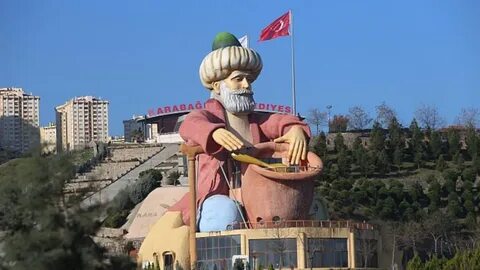 İzmir’in Karabağlar ilçesinde yükselen dev Nasreddin Hoca Heykeli, görkemli...