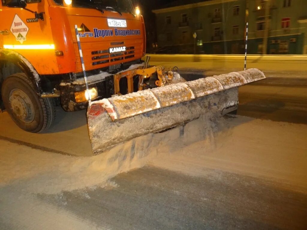 В качестве противогололедного реагента. Машина для очистки тротуаров от снега. Машина с щеткой для чистки дорог. Машины для противогололедных реагентов. Техника для уборки снега на тротуарах.