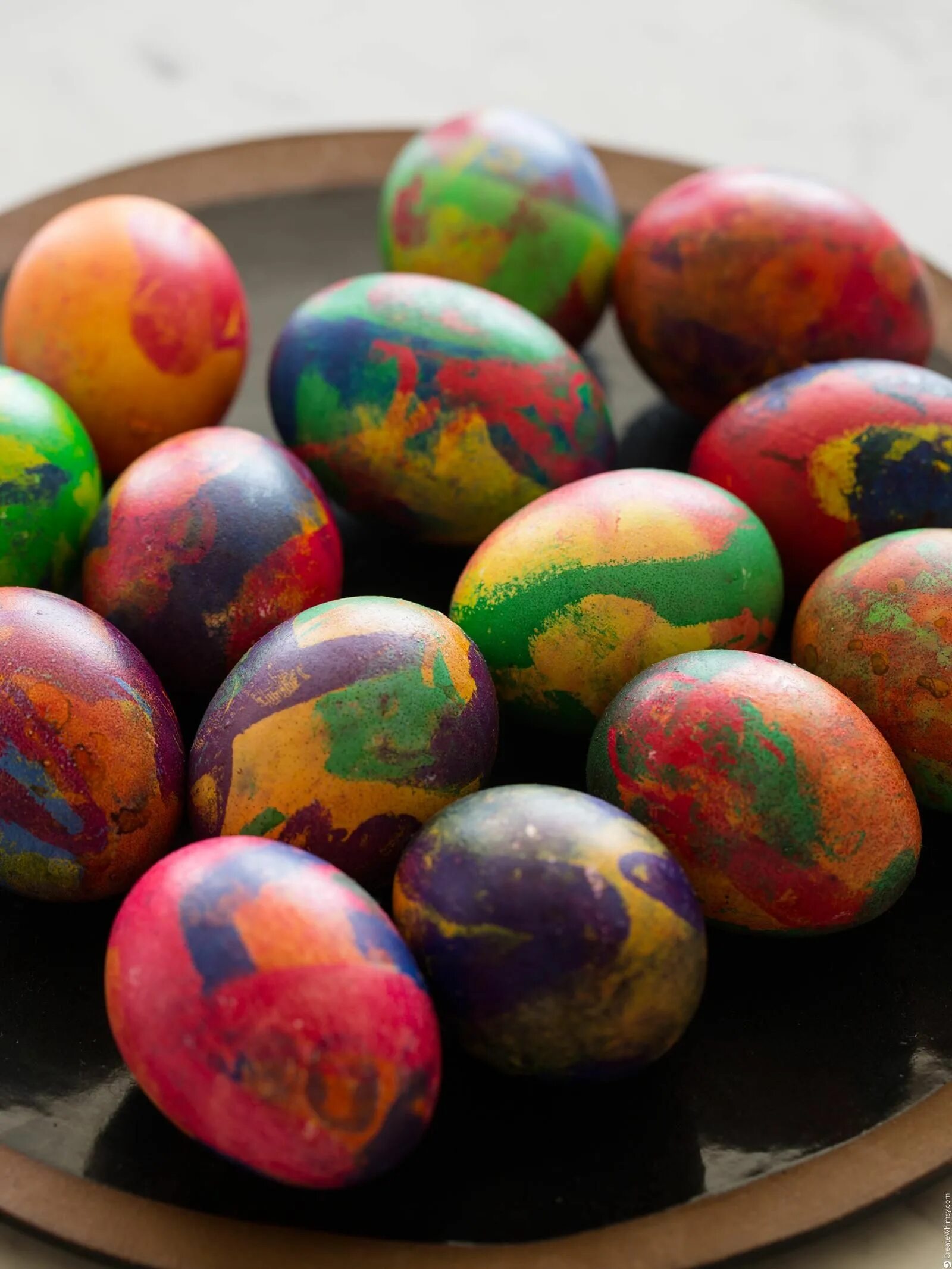 Пестрые яйца. Разноцветные яйца. Разноцветные пасхальные яйца. Крашеные яйца на Пасху. Разноцветные яйца на Пасху.