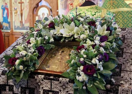 Украшение икон в храме живыми цветами