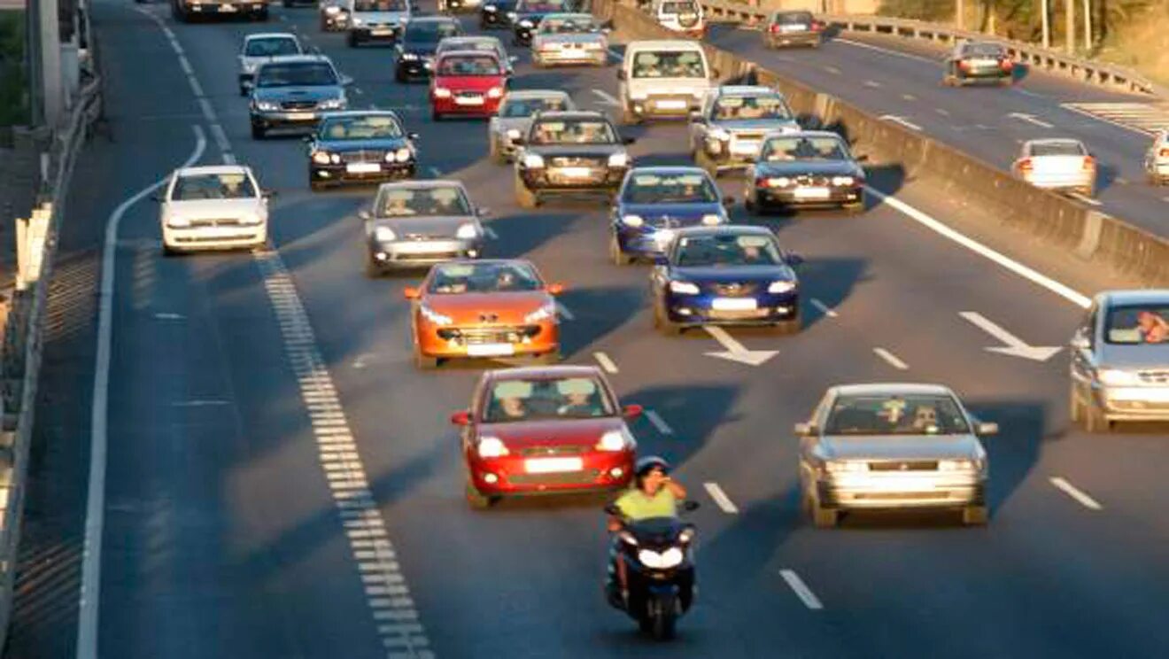 дорожный поток. много машин в городе. плотный транспортный поток. поток машин на дороге. плотный транспортный поток.