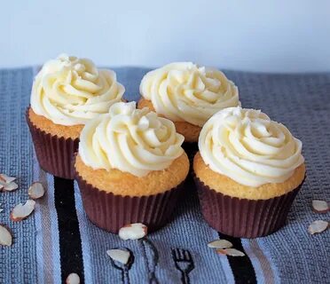 Almond Cupcakes with Amaretto Buttercream - TramplingroseTramplingrose Rece...