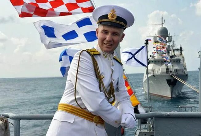 Офицер на корабле. Матрос ВМФ РФ. Моряки на корабле. Военный моряк. Военный корабль с моряками.