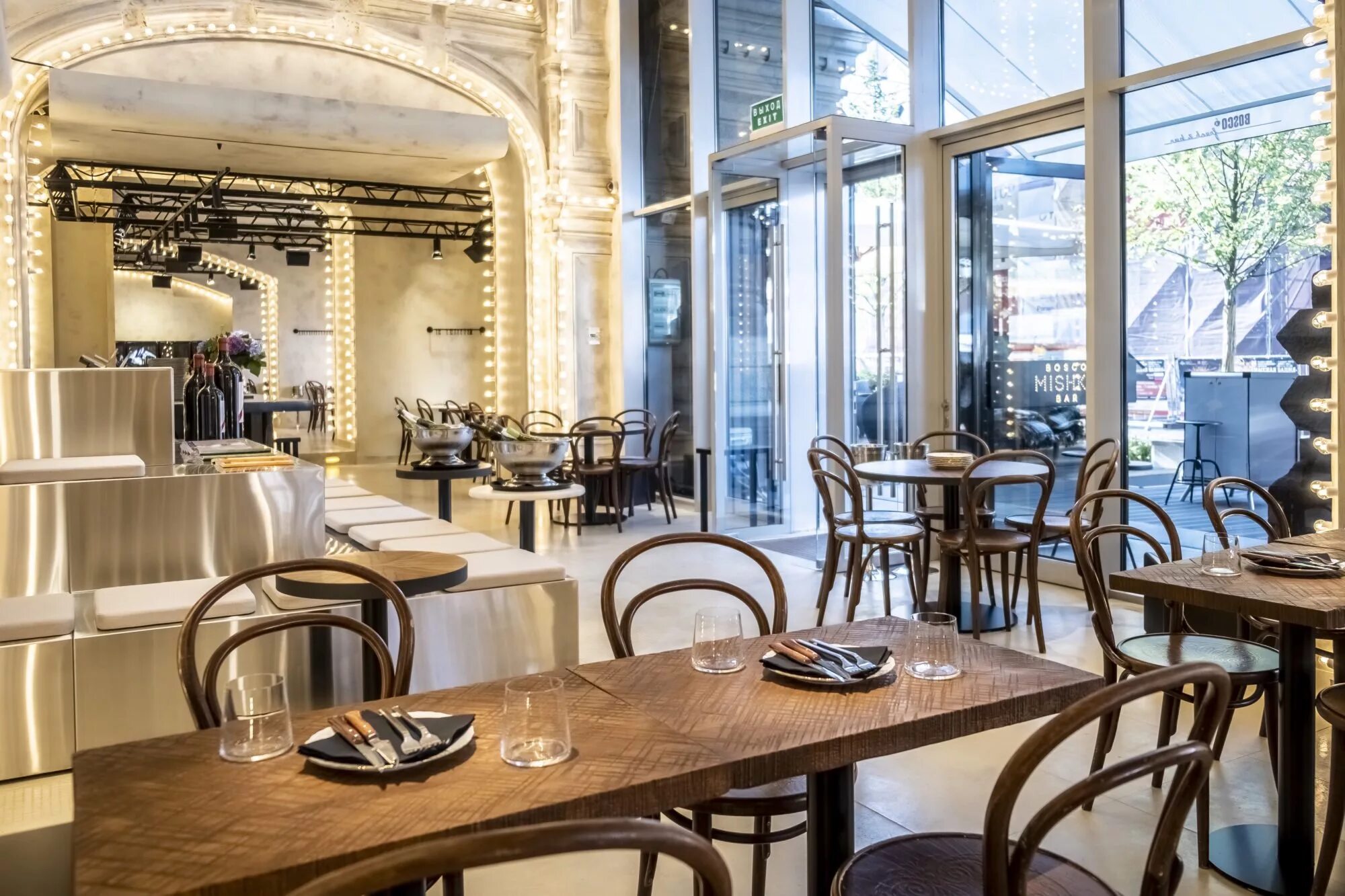 требуется официант объявление. туристический ресторан. работа в ресторане. вакансии в ресторанах москвы. персонал кафе.