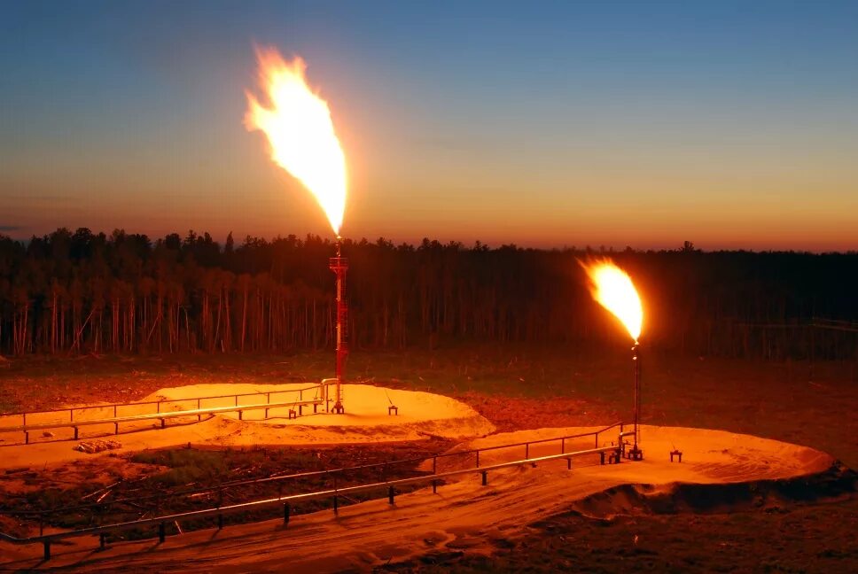 Факел попутного нефтяного газа. Факел сжигания попутного газа. Факелы газа в Нефтеюганске. Факел газовый в ХМАО.
