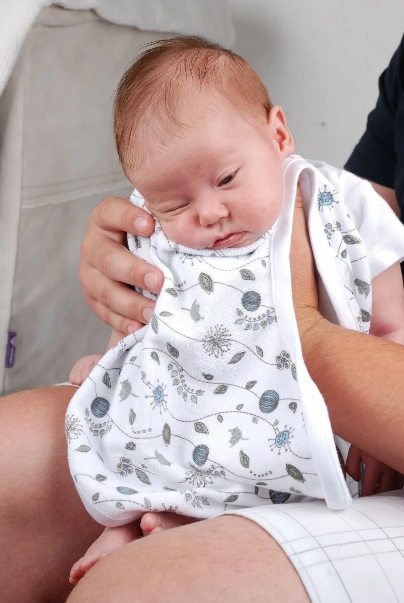 Срыгивание у новорожденных грудным молоком. Срыгивает новорожденный.
