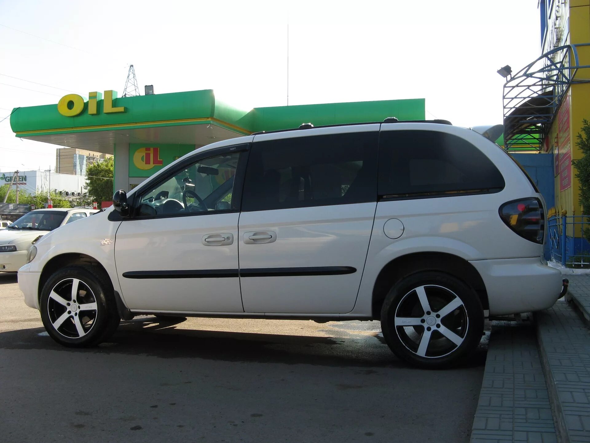 Караван диски купить. Dodge Caravan r18. Dodge Caravan на 17 дисках. 18 Колеса на Додж Караван 4. Додж Караван 4 на литых дисках r16.