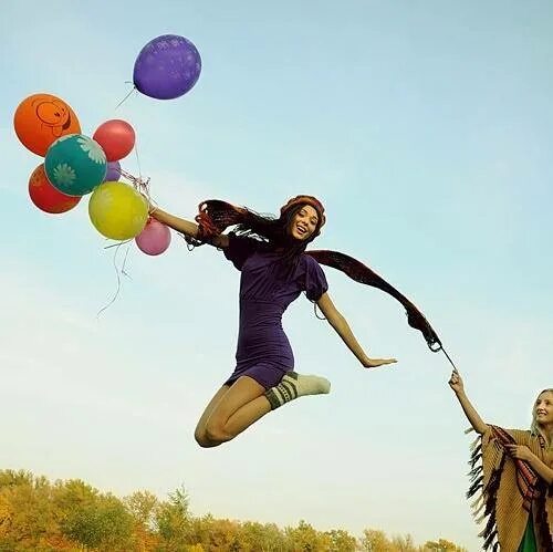 Шел шел и полетел. Человек с воздушным шариком. Девушка с воздушными шарами. Воздушный шарик улетает. Человек летает на воздушных шариках.