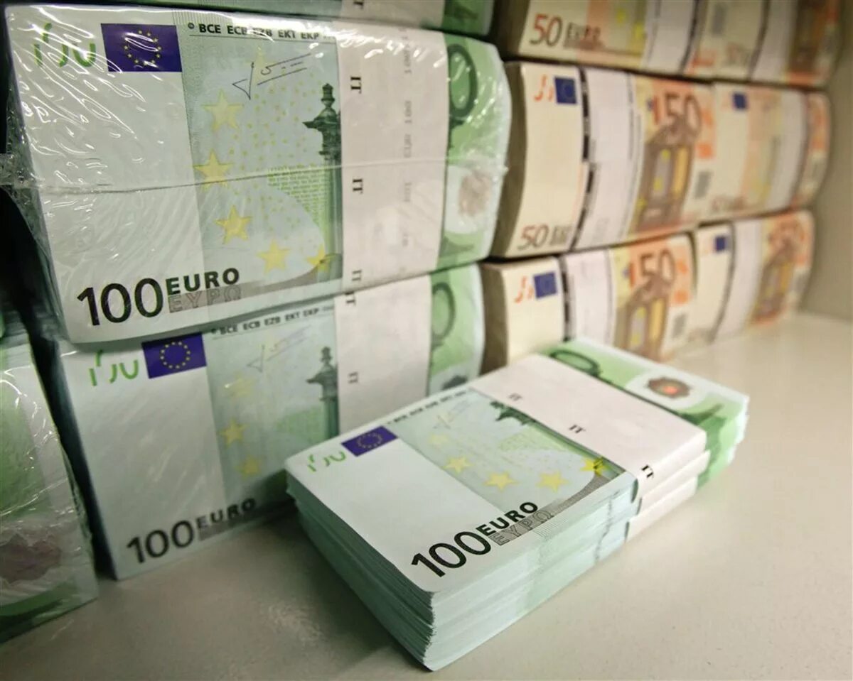 Пачка купюр 100 евро. Пачки денег евро. Много пачек денег евро. Куча пачек евро.