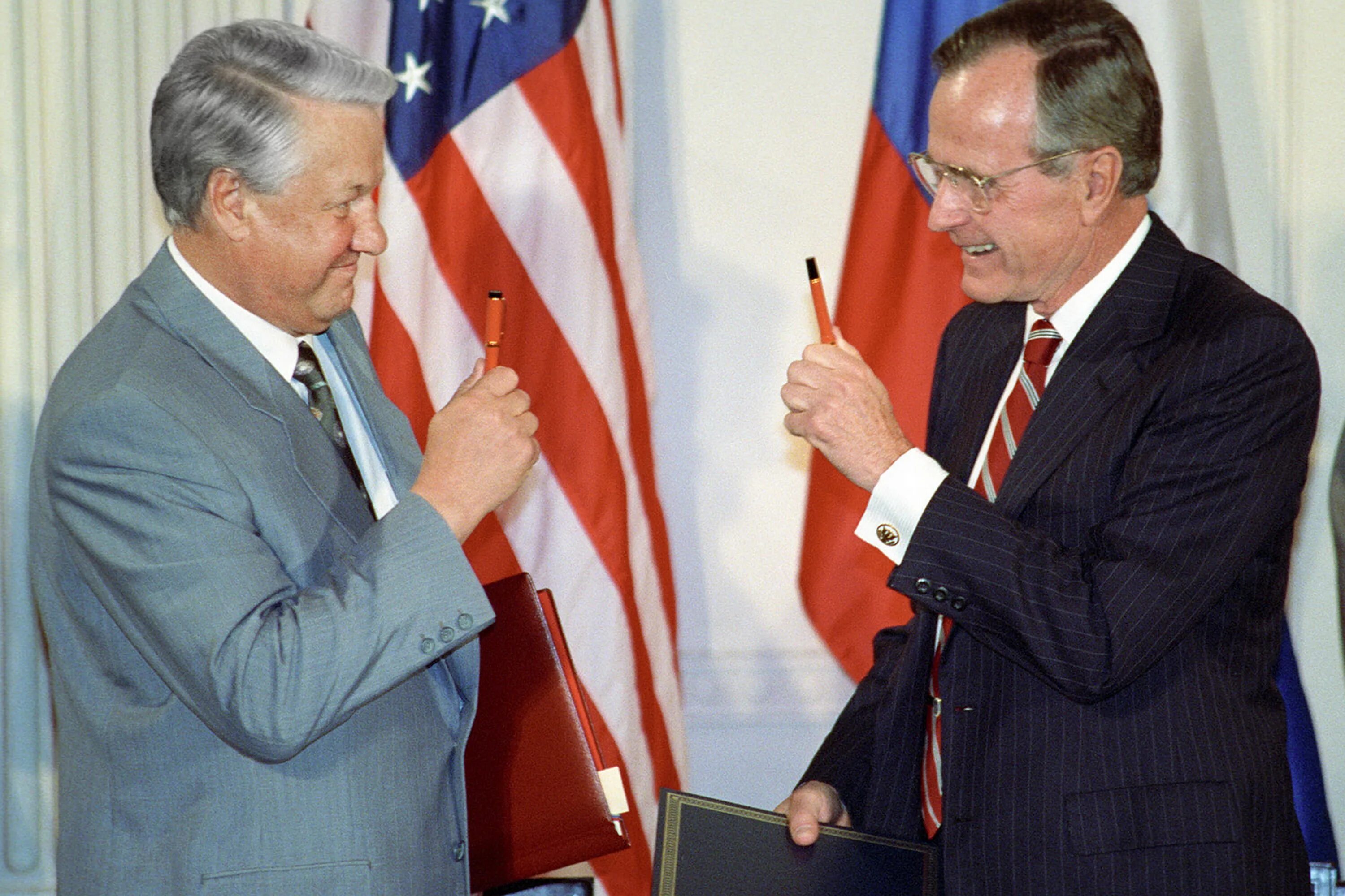 Соглашение 1993. Ельцин и Буш старший. Ельцин и Джордж Буш. Ельцин и Буш в Кэмп Дэвиде 1992.