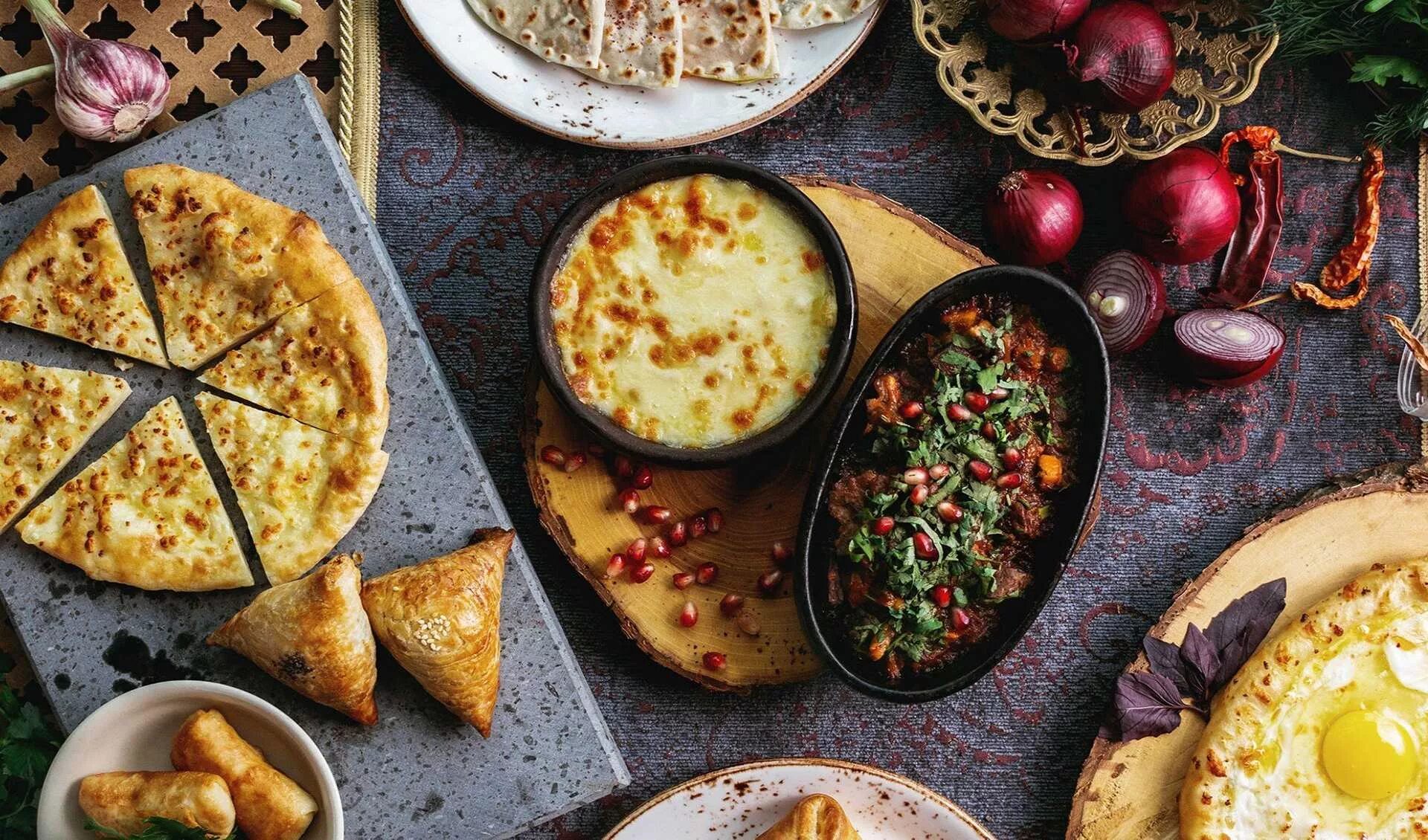 Грузинская кухня самое вкусное. Кавказские национальные блюда. Грузинская кухня хачапури. Грузия хинкали застолье. Аджапсандали.