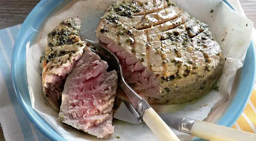 Кусочки тунец в духовке. Кусочки тунец в духовке. Стейк в маринаде. Филе тунца в духовке. Тунец в духовке в фольге стейк.