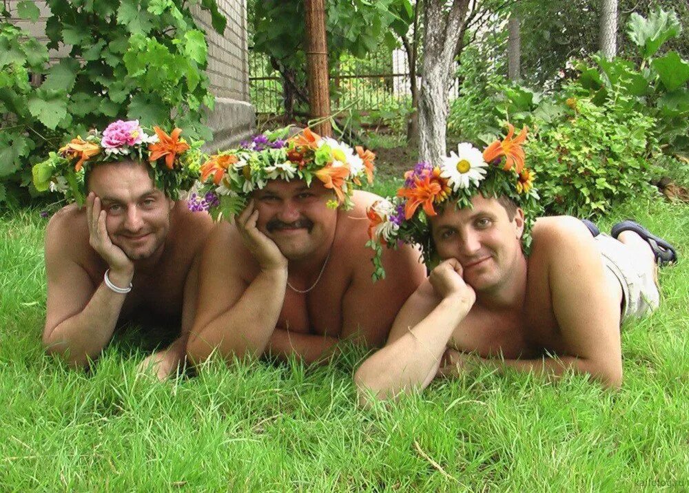 Открытки романтического вечера женщине. Мужик с бутылкой виски. Мужики в баре. С пятницей парни. Пятница мужики.