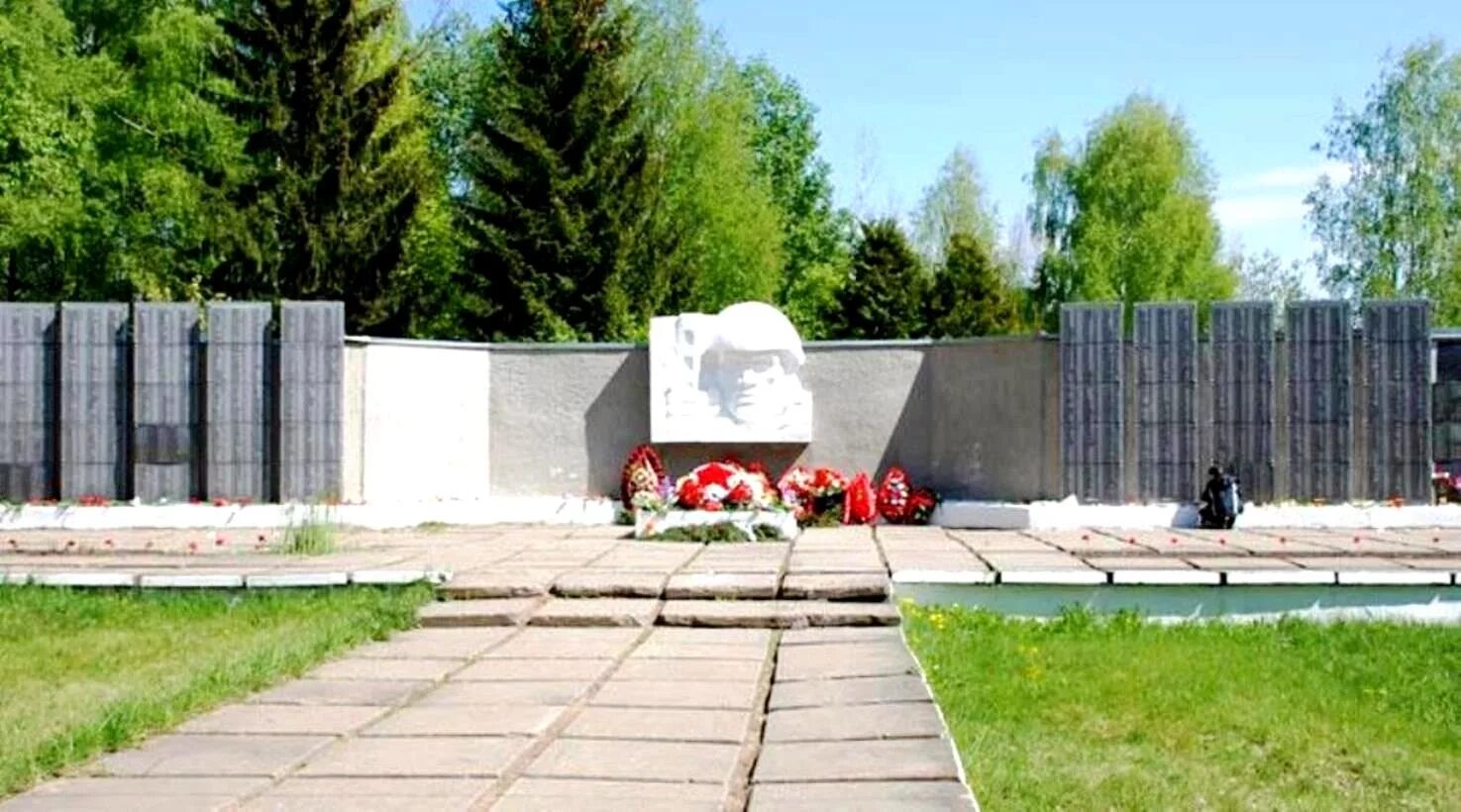 Братские могилы солдат вов. Соцкий братские могилы. Мемориал братская могила ленинградская обл. Воинские захоронения в москве. Братские могилы вов.