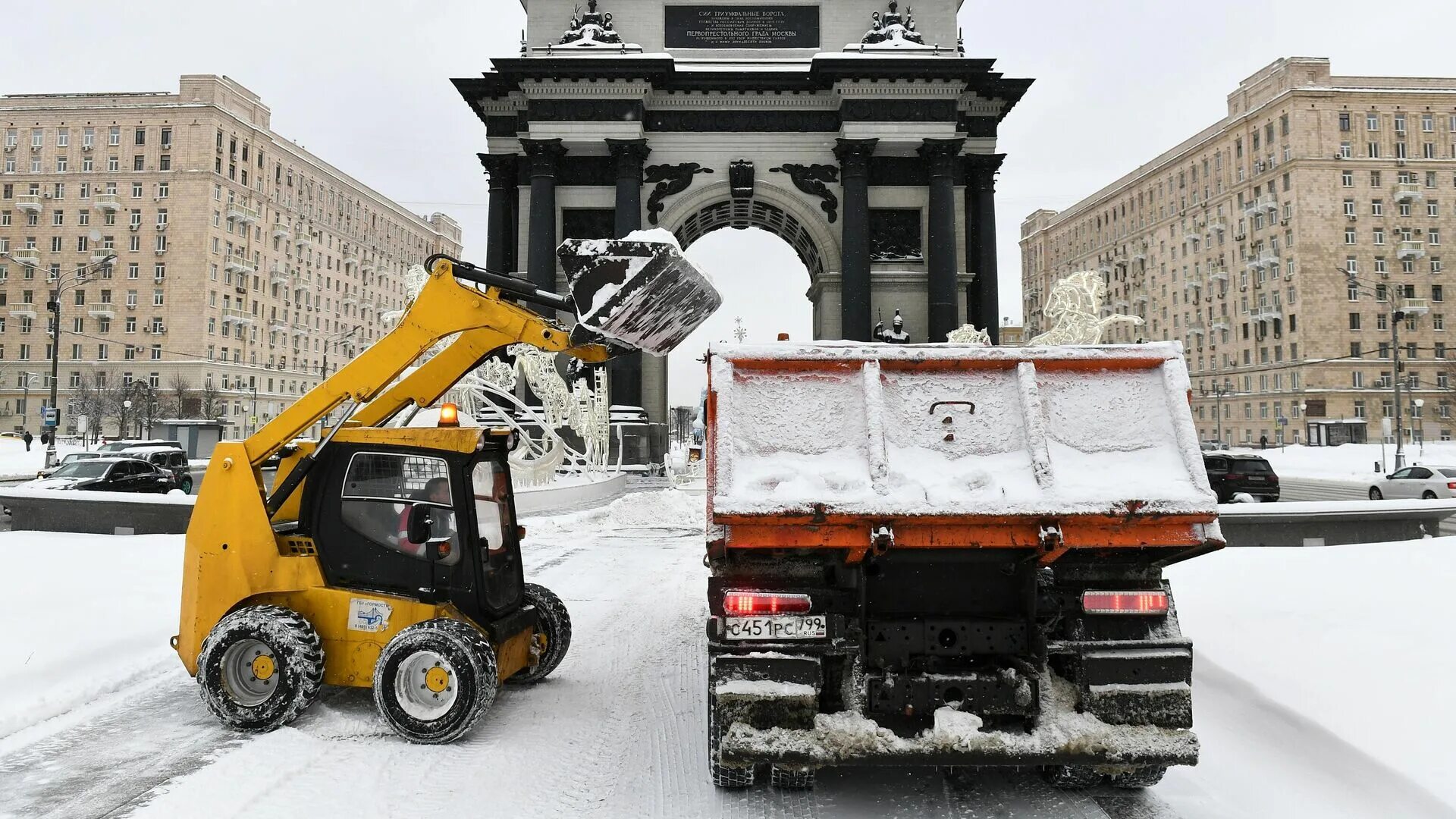 Усиление в москве сегодня. Снегопад в Москве 2 апреля 2022. Снег в Москве. Снегопад в Москве. Уборка снега в Москве.