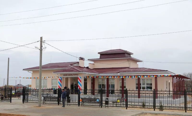 Первомайский калмыкия приютненский район фото. Первомайский калмыкия. С приютное приютненский район республика калмыкия. Памятник приютное калмыкия. Первомайский калмыкия приютненский район.