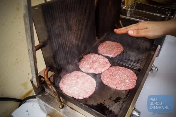 Что будет если съесть недожаренное мясо. Можно ли есть стейки с кровью. Филе миньон медиум рейр. Плохо термически обработанное мясо. Что будет если съесть недожаренное мясо.