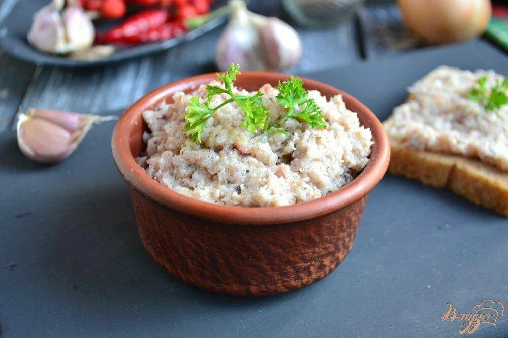 Намазка из сала с чесноком и укропом. Шпик намазка. Намазка из сала. Крученое сало. Намазка из сала с чесноком.