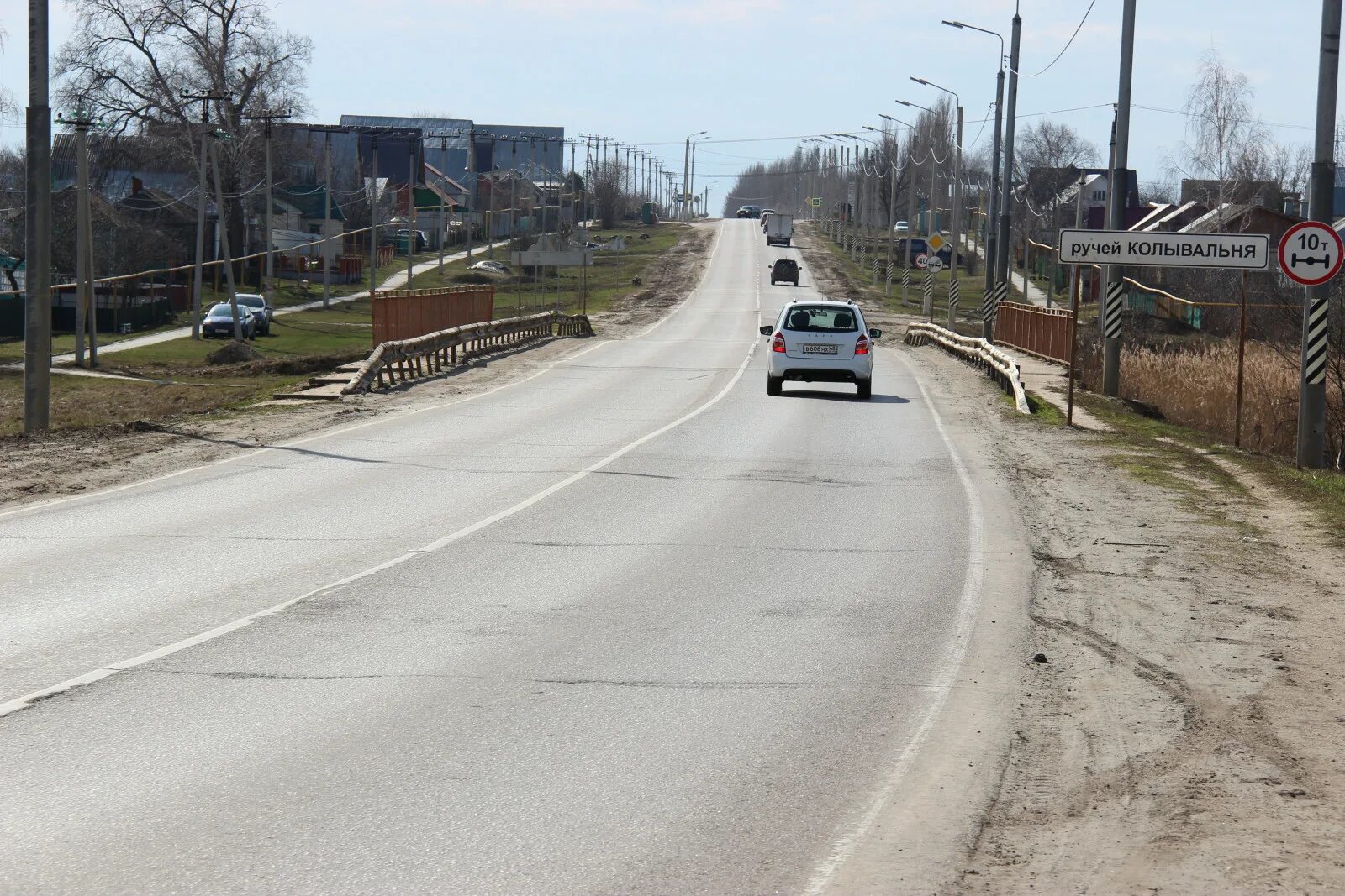 Дтп м10 тверская область сегодня. 323 километра. 323 километра. Заправка иволь. Автомобиль на трассе.