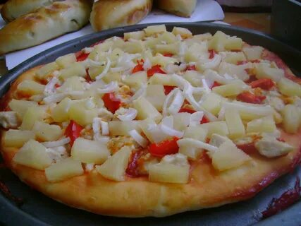 Домашняя пицца с ананасами