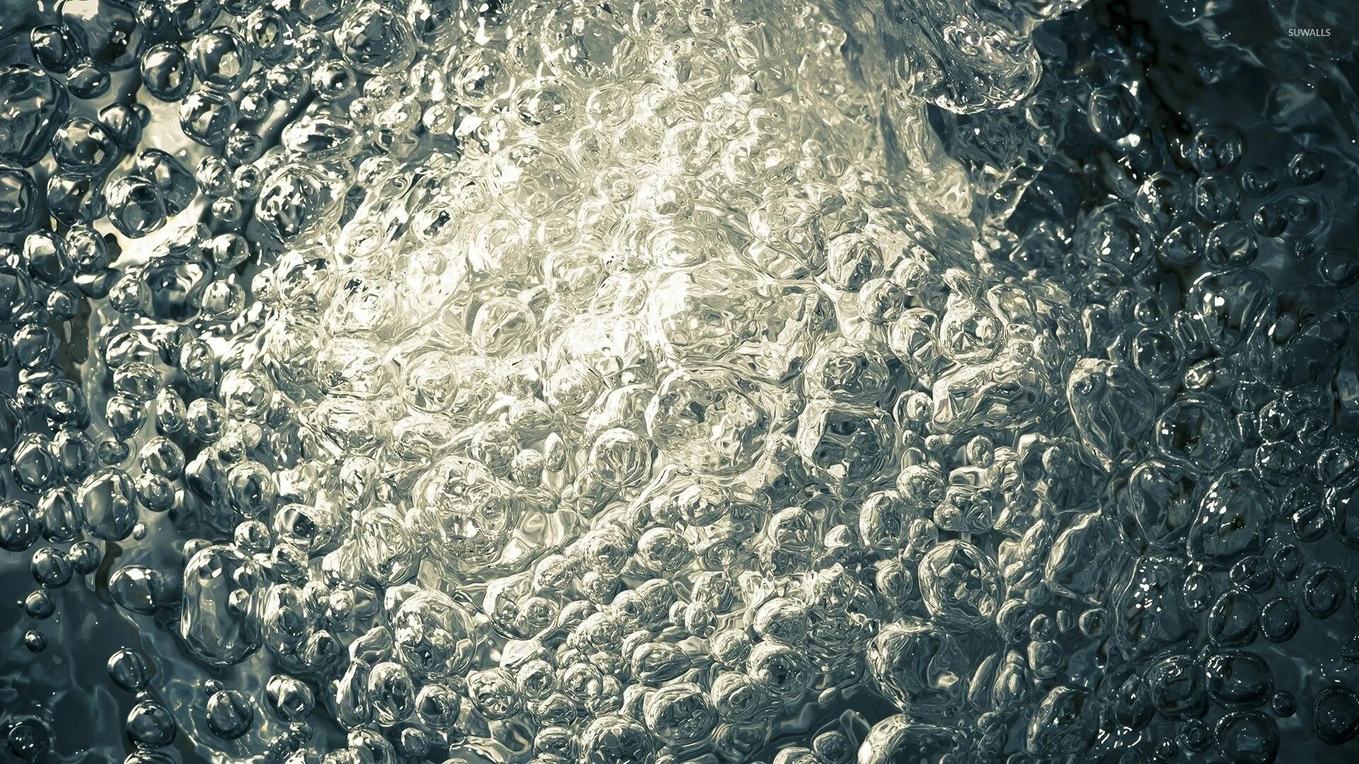 Пузырьки в кипящей воде. Кипение в кастрюле. Бурлящая вода. Кипящая вода. Миска с водой.