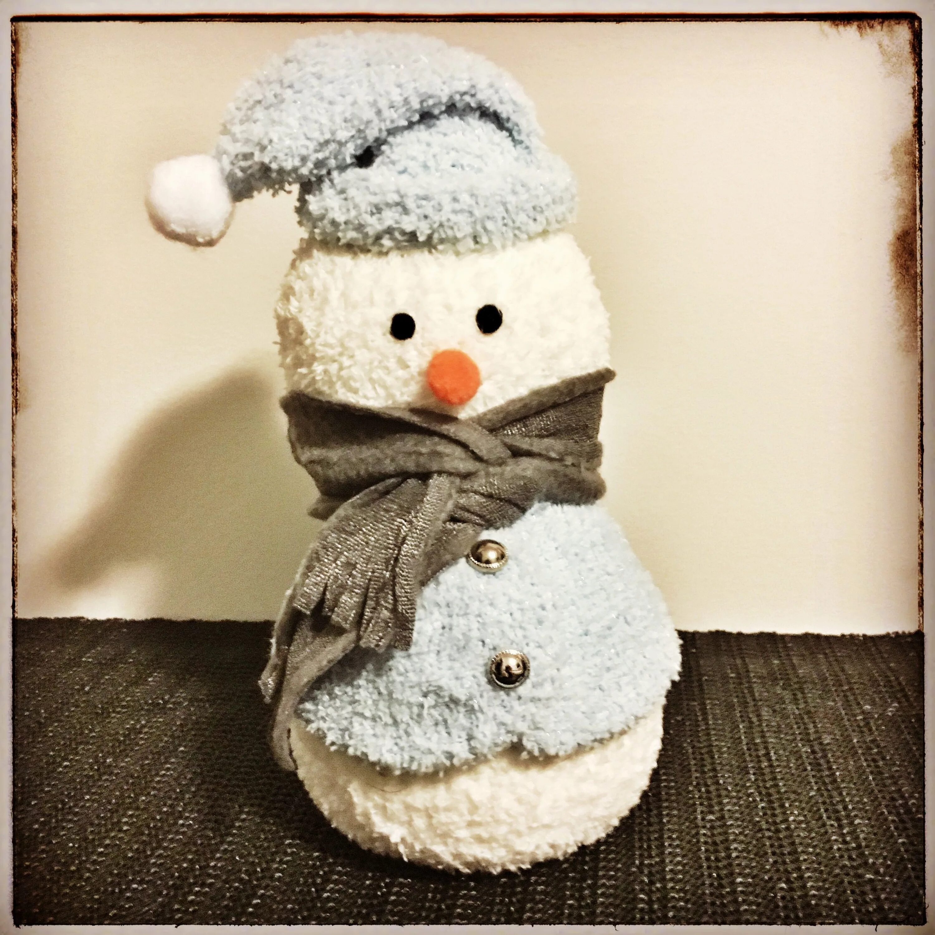 Поделка снеговик. Креативный Снеговик своими руками. Снеговик из носка. Снеговики из носков. Снеговик из синтепона.