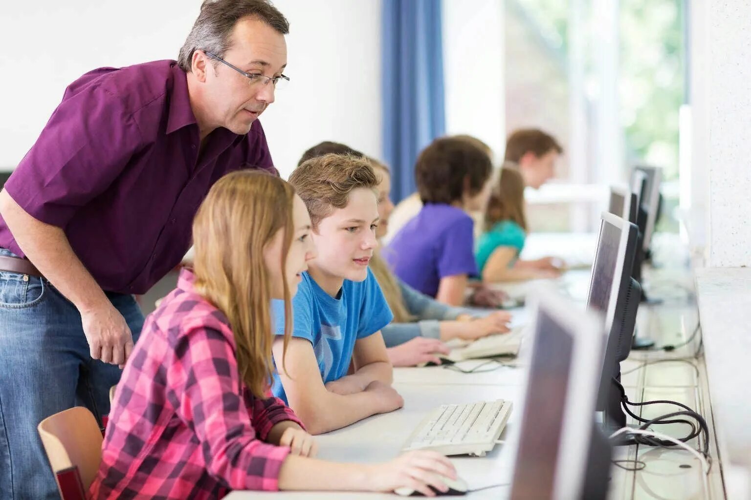 Компьютерное программирование уроки. Ученик за компьютером. Компьютер для детей. Компьютер в школе. Компьютер для школьника.