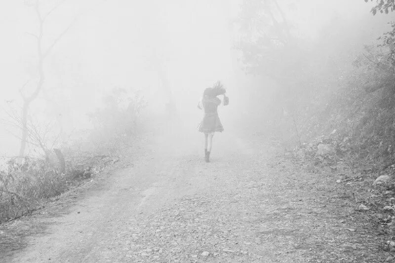 уходящая девушка. человек в тумане. человек уходящий в лес. уходит в даль. уходящий человек.