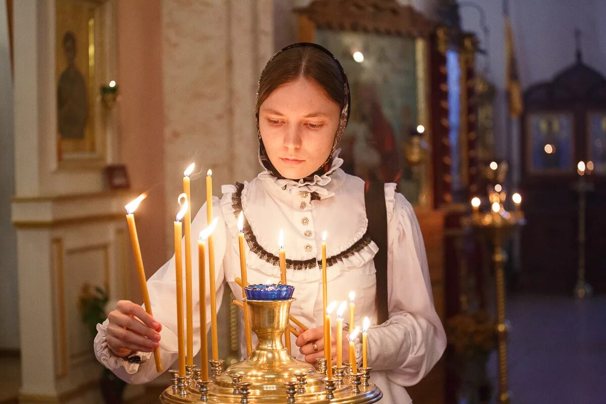 Молитвы всенощное. Всенощная перед Пасхой. Молодой человек со свечой в храме на Пасху. Епитимии. Что такое соборе на голове.
