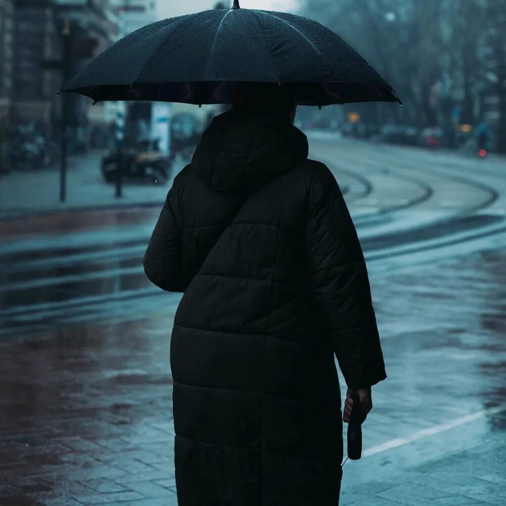 Слушать дождь. Я слушал дождь. Настроение слушать дождь. Girl Walking through the Rain Coat.